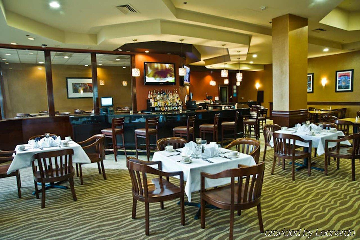 Отель Ramada By Wyndham Саутфилд Ресторан фото